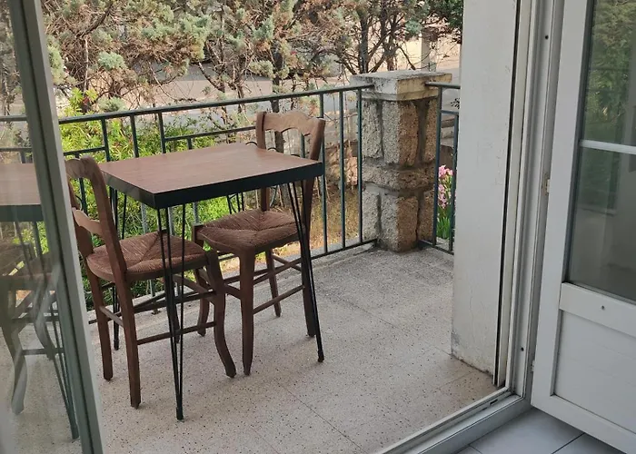 Proche De La Plage, Vue Avec Parking