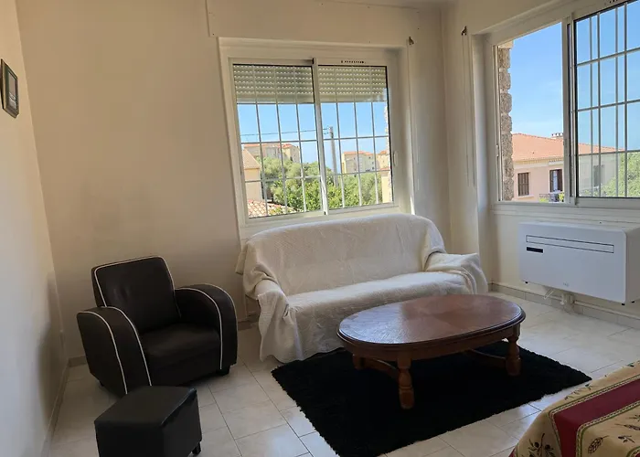 Proche De La Plage, Vue Avec Parking