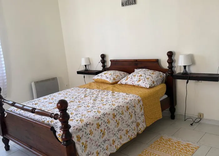 Proche De La Plage, Vue Avec Parking