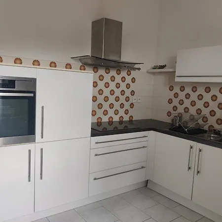 Proche De La Plage, Vue Avec Parking *