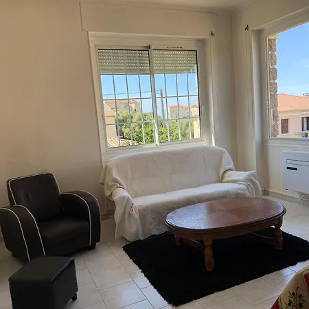 Proche De La Plage, Vue Avec Parking