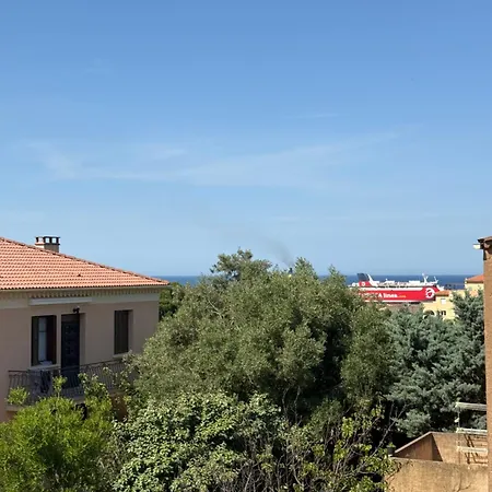 Proche De La Plage, Vue Avec Parking LʼÎle-Rousse