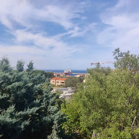 Proche De La Plage, Vue Avec Parking