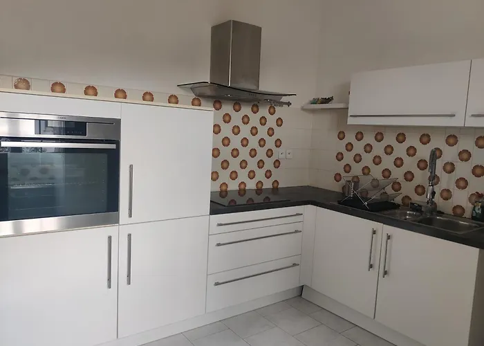 Proche De La Plage, Vue Avec Parking *