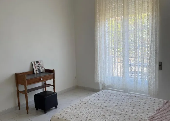 Proche De La Plage, Vue Avec Parking Л'Иль-Рус