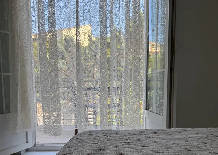 Proche De La Plage, Vue Avec Parking * Л'Иль-Рус