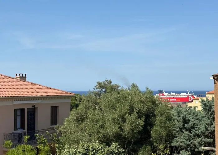 Proche De La Plage, Vue Avec Parking Л'Иль-Рус